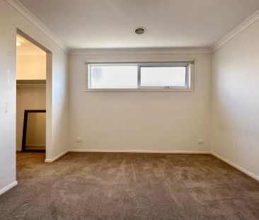 “Impressive Perfection Double Storey Home in Saltwater Estate!!” - Photo 4