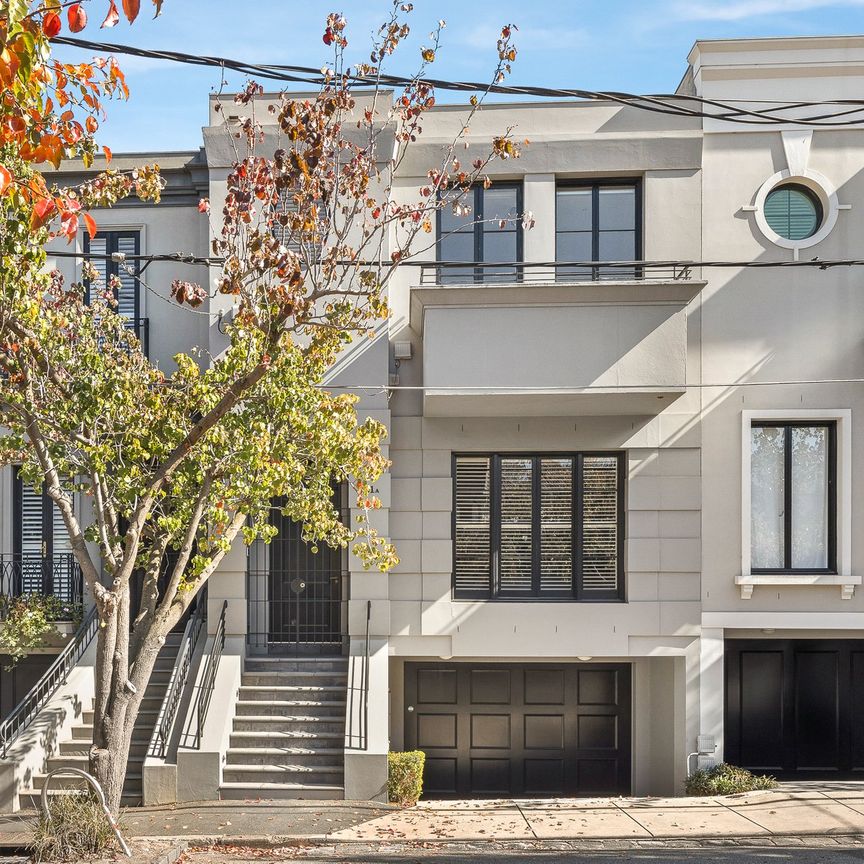 Elegant Triple Storey Executive Residence in Prime Toorak Location - Photo 1