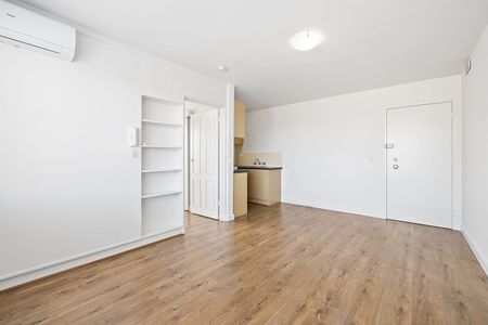 Refurbished One Bedroom Apartment – Great Location! - Photo 4