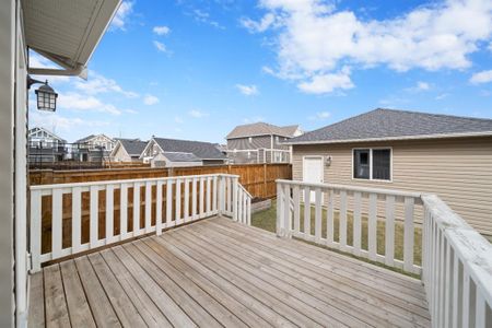 Spacious 3 Bed Home In Airdrie – Steps From Herons Crossing School . - Photo 2