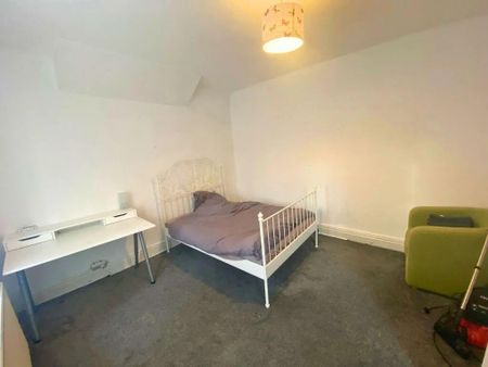 1 bedroom in a flat share to rent - Photo 4