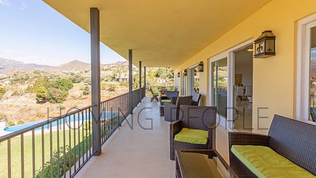 Espaciosa villa: Estancias a lo grande, piscina y césped con vistas idílicas a la bahía. - Photo 5