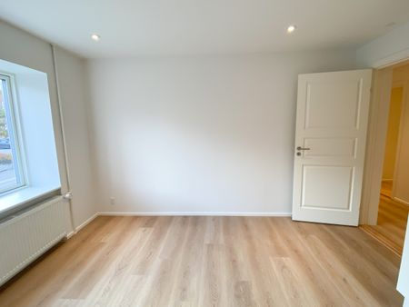 Totalrenoveret lejlighed med flot finish og klassisk planløsning - Photo 5