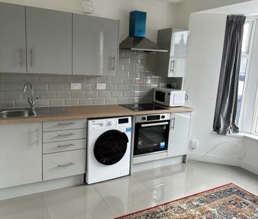 Price £1,250 pcm - Available 12/05/2025 - Furnished - Photo 4