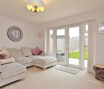 4 bedroom semi-detached house to rent - Photo 2