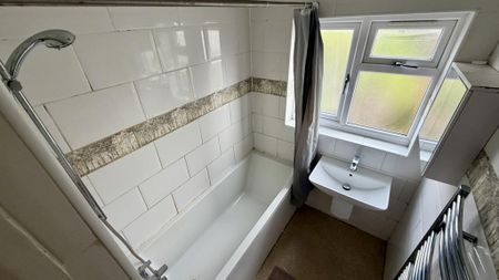 3 bedroom end of terrace house to rent - Photo 3