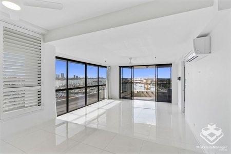 Half-floor apartment overlooking Yacht Club. - Photo 3