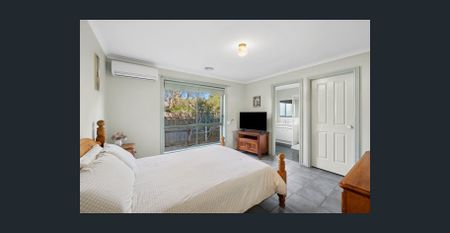 Spacious 4-Bedroom Family Home! - Photo 5