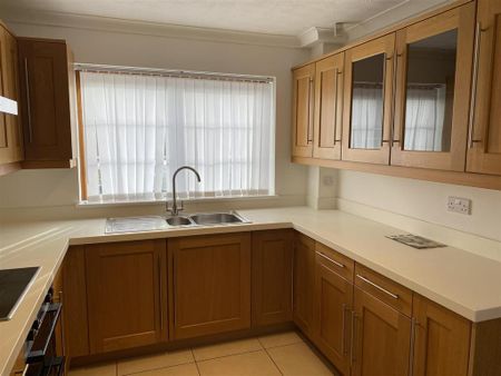 4 bedroom detached house to rent - Photo 2