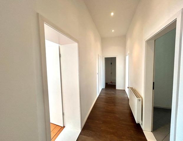 Altbaucharme in Stadtfeld-Ost – Stilvolle 3-Zimmer-Wohnung mit Stuck & Parkett - Photo 1