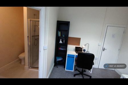 1 bedroom in a flat share to rent - Photo 3