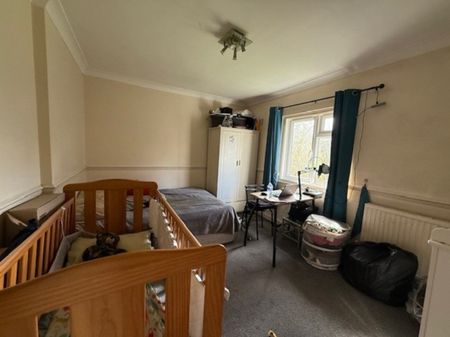 2 bedroom Flat - Roe Green Lane, Hatfield - Photo 5