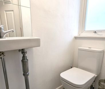 Woodlands Avenue, West Byfleet - 2 bedrooms Property for lettings -... - Photo 4