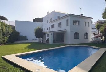 LARGE DETACHED VILLA WITH PRIVATE POOL AND GARDEN