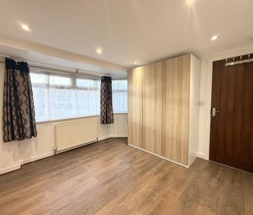 4 Bedroom House - Mid Terrace To Let - Photo 1