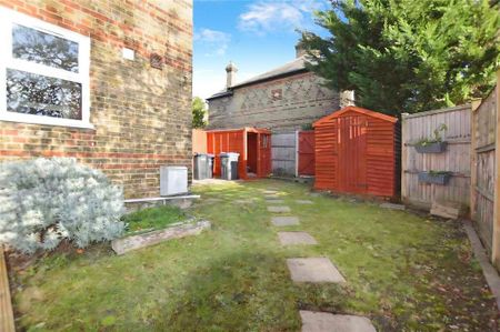 2 bedroom end of terrace house to rent - Photo 3