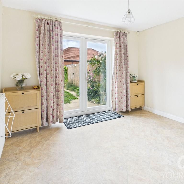 4 bedroom link detached house to rent - Photo 1