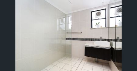 Stylishly Updated Split Level Apartment With Private Courtyard - Photo 4