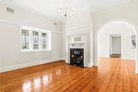 Spacious 3-Bedroom Home in Heart of Maroubra - Photo 2