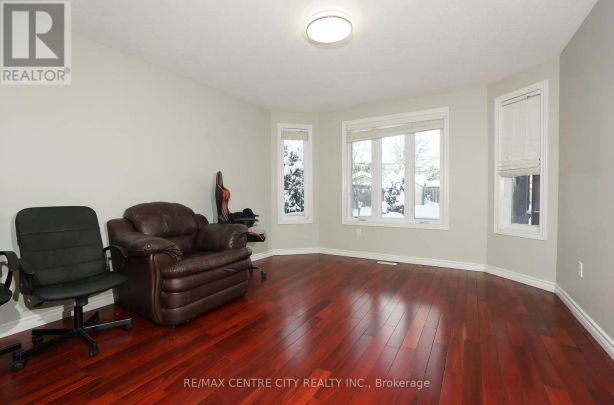 946 WHETHERFIELD STREET W - Photo 1