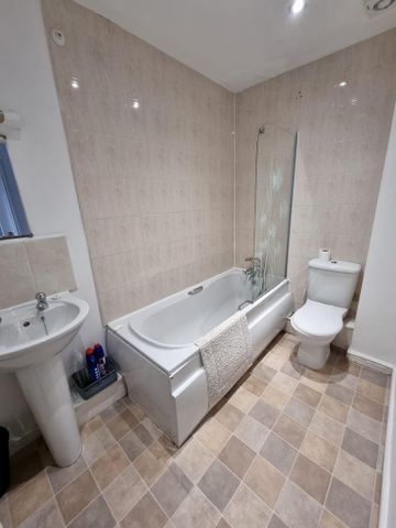 4 bedroom end of terrace house to rent - Photo 5