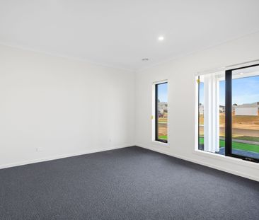 Stunning New 4 Bedroom Family Home! - Photo 2
