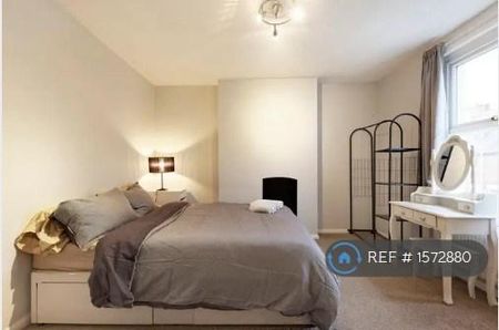 1 bedroom in a house share to rent - Photo 2