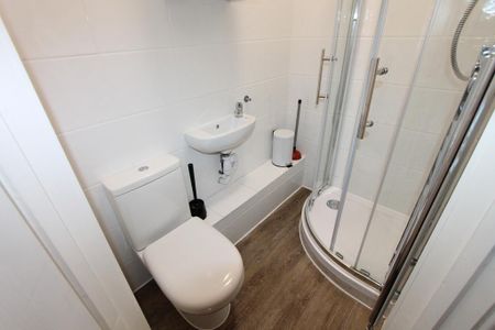 4 bedroom flat to rent - Photo 2