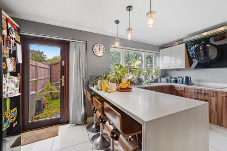 3 bedroom end of terrace house to rent - Photo 4