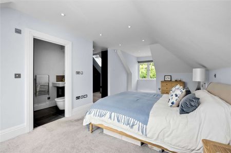 An impressive penthouse apartment with fantastic views and a high end finish in one of Guildford's most prestigious locations. - Photo 3