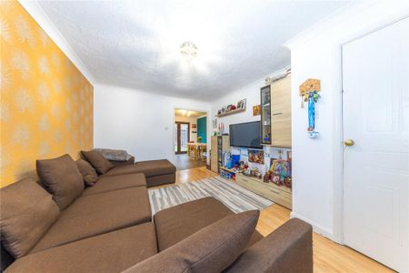 3 bedroom semi-detached house to rent - Photo 3