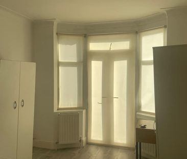 A luxury house Available at hendale Avenue NW4 4LR - Photo 5