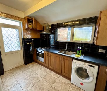 *** 3 BEDROOMS *** GOOD SIZED CORNER PLOT *** CONSERVATORY *** GAS ... - Photo 2