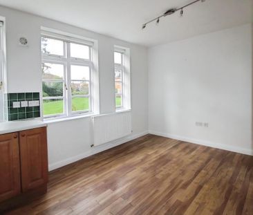 2 bedroom mews to rent - Photo 6