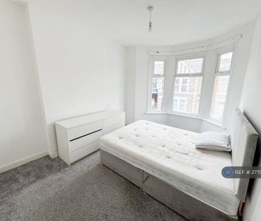 4 bedroom semi-detached house to rent - Photo 4