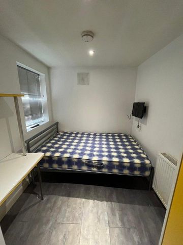 4 bedroom flat to rent - Photo 4