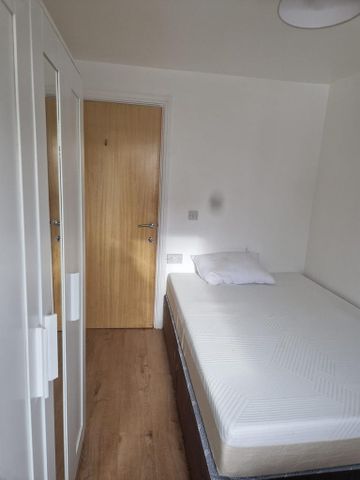 3 bedroom flat to rent - Photo 3