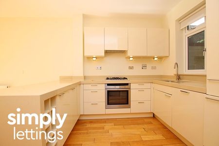 4 Bed property for rent - Photo 5