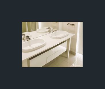 Almost new three bedroom plus study family home - Photo 5