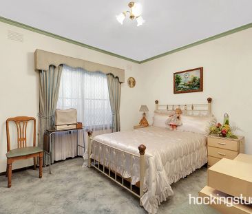 BEAUTIFULLY PRESENTED FAMILY HOME IN HEART OF LALOR - Photo 6