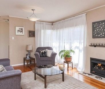 Large, sunny family home, fully fenced backyard - Photo 1