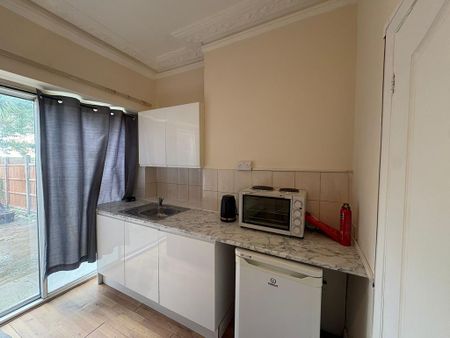 Studio to rent - Photo 3