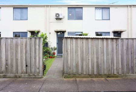 Spacious & Private Two-Bedroom Townhouse – Prime Glenroy Location - Photo 4