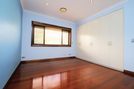 Four Bedroom Modern Family Home - Photo 3