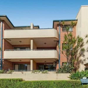 Stylish Ground-Floor Apartment with Private Courtyard & Sunny Balcony - Photo 3
