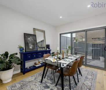 Spacious three bedroom air conditioned townhouse with single garage - Photo 4