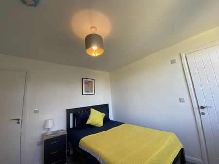 1 bedroom in a flat share to rent - Photo 3