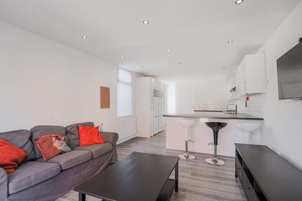 6 bedroom semi-detached house to rent - Photo 1
