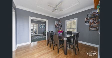 We've Struck Gold - Photo 2