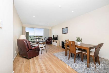 Generous Sized Fully Furnished Apartment - Photo 3